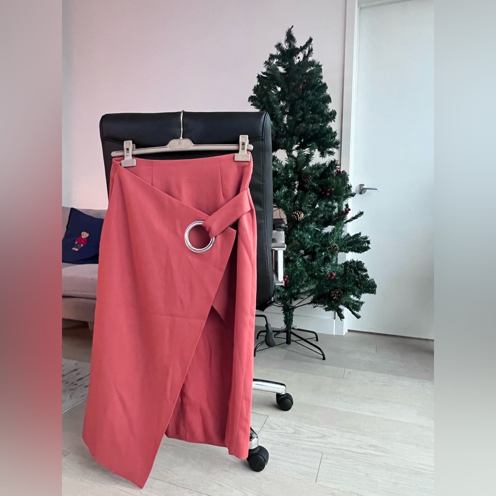 Fitted pencil skirt